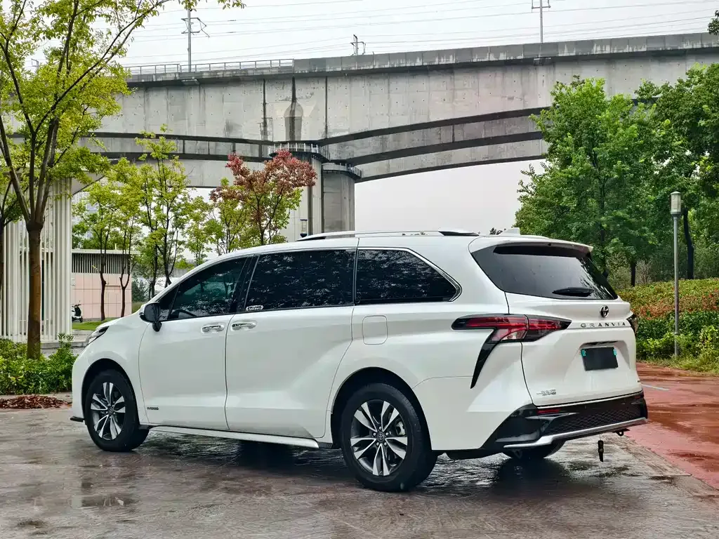 Toyota Granvia — фото 10