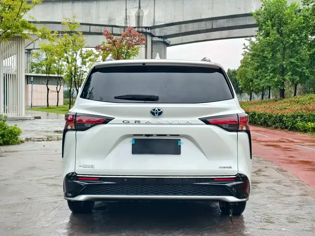 Toyota Granvia — фото 8