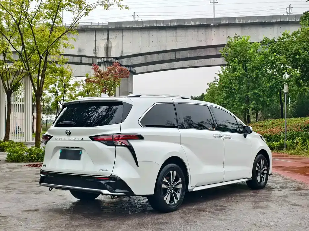 Toyota Granvia — фото 9