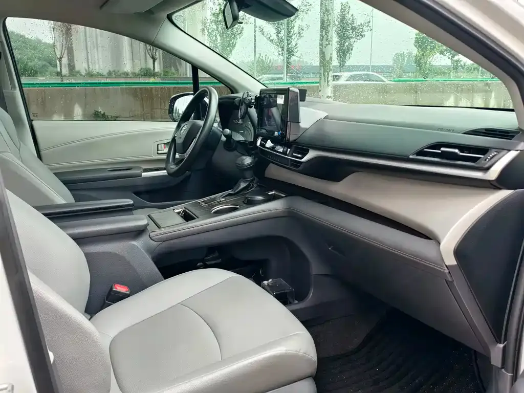 Toyota Granvia — фото 4