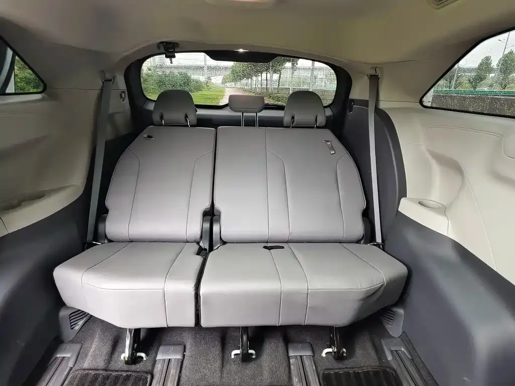 Toyota Granvia — фото 3