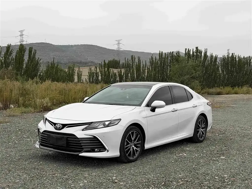 Toyota Camry — фото 1