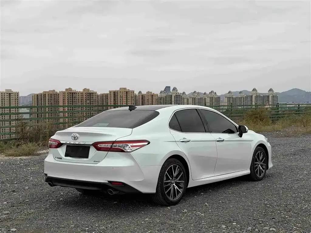 Toyota Camry — фото 10
