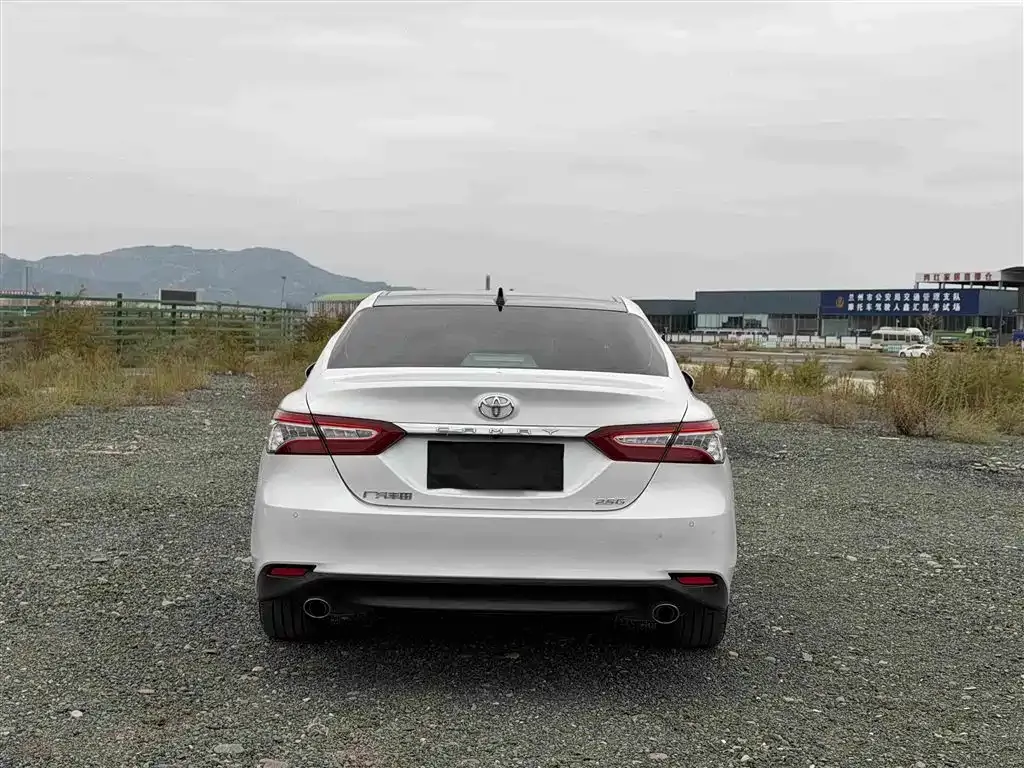 Toyota Camry — фото 7