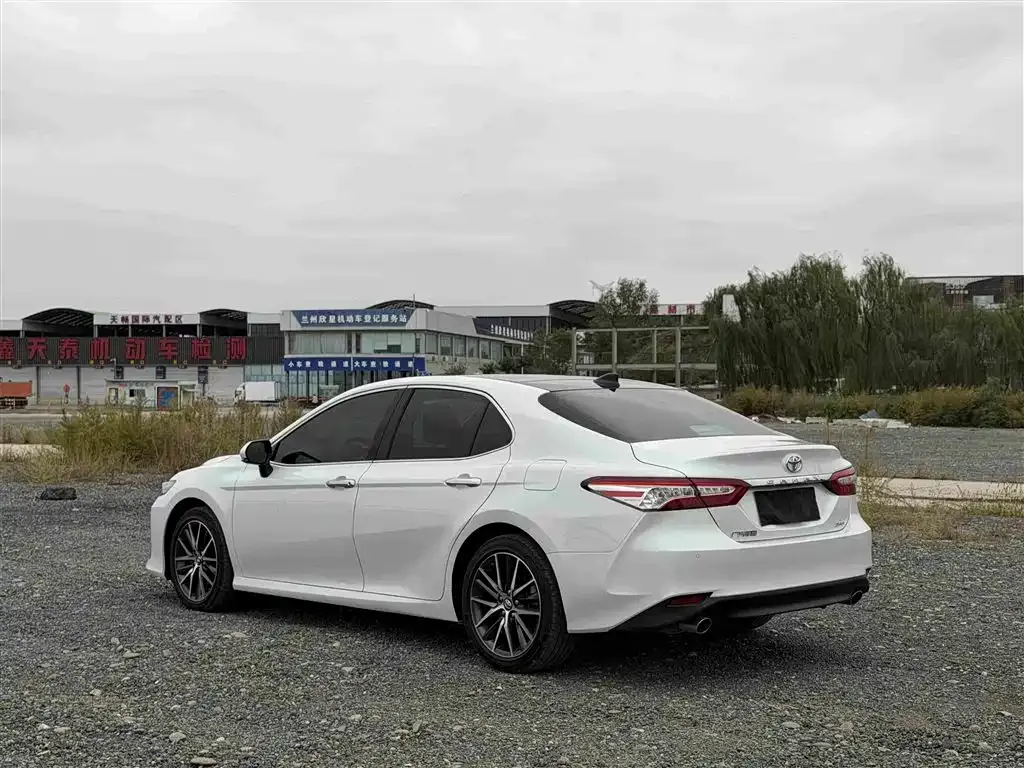 Toyota Camry — фото 2