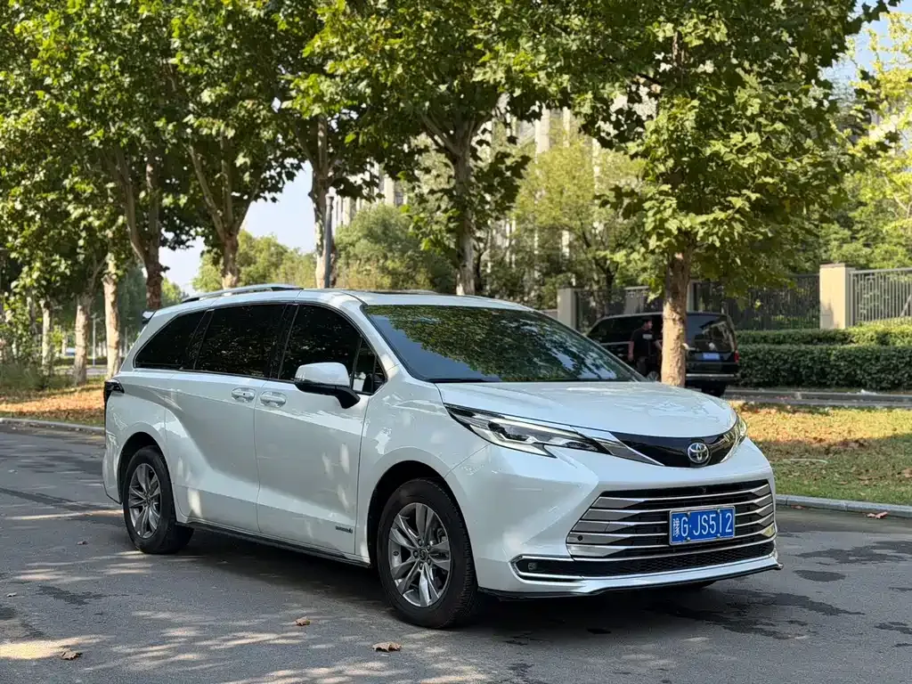 Toyota Sienna — фото 1