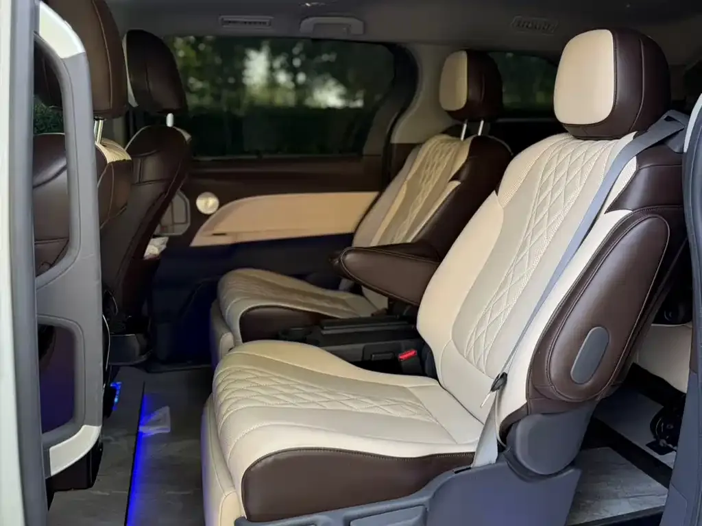 Toyota Sienna — фото 2