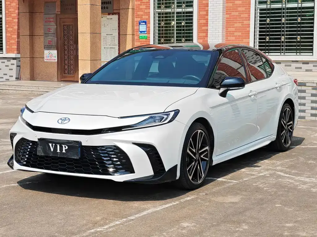 Toyota Camry — фото 1