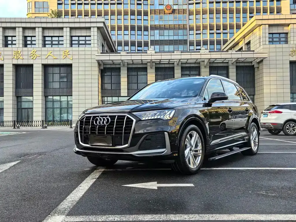 Audi Q7 — фото 1