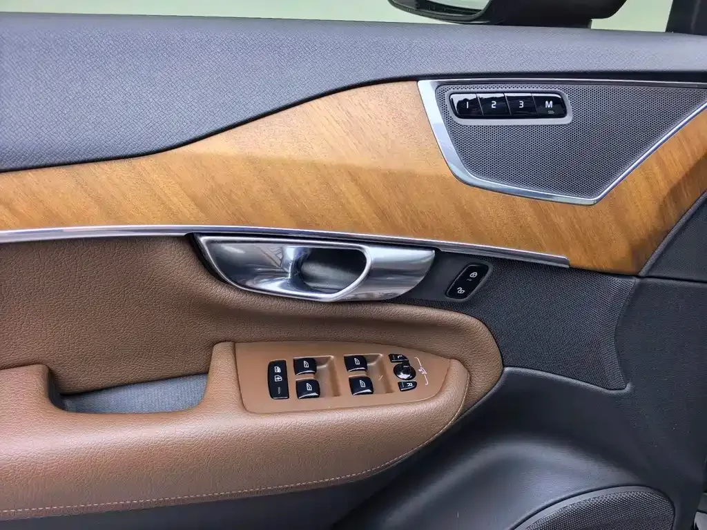 Volvo XC90 — фото 10