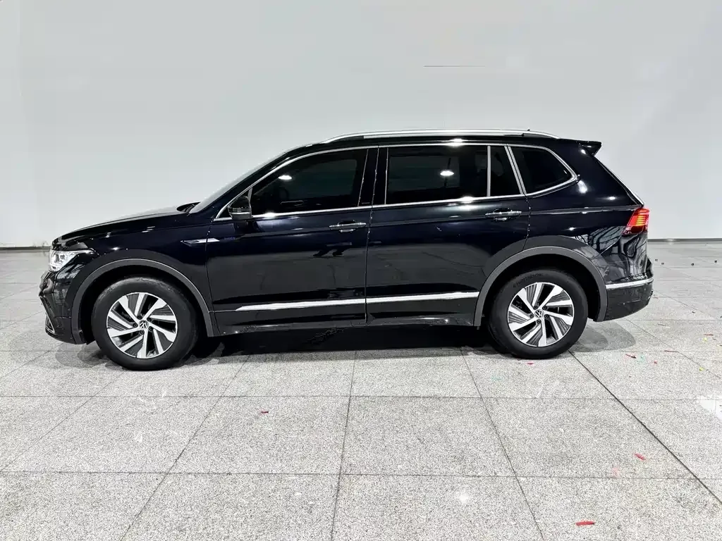 Volkswagen Tiguan L PHEV — фото 7