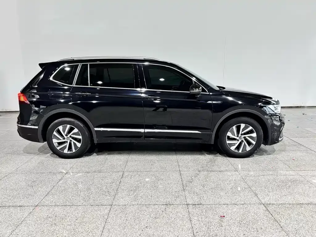 Volkswagen Tiguan L PHEV — фото 2
