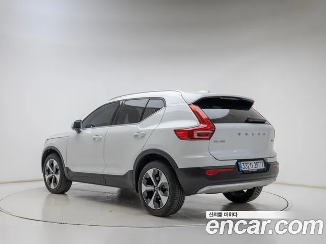 Volvo XC40 — фото 8
