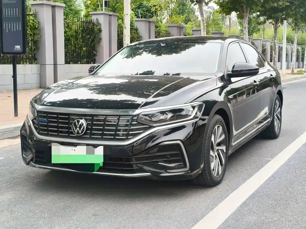 Volkswagen Passat PHEV — фото 1