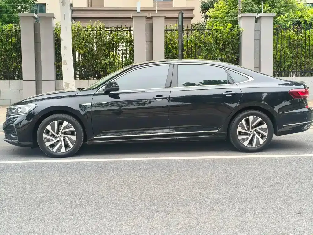 Volkswagen Passat PHEV — фото 10