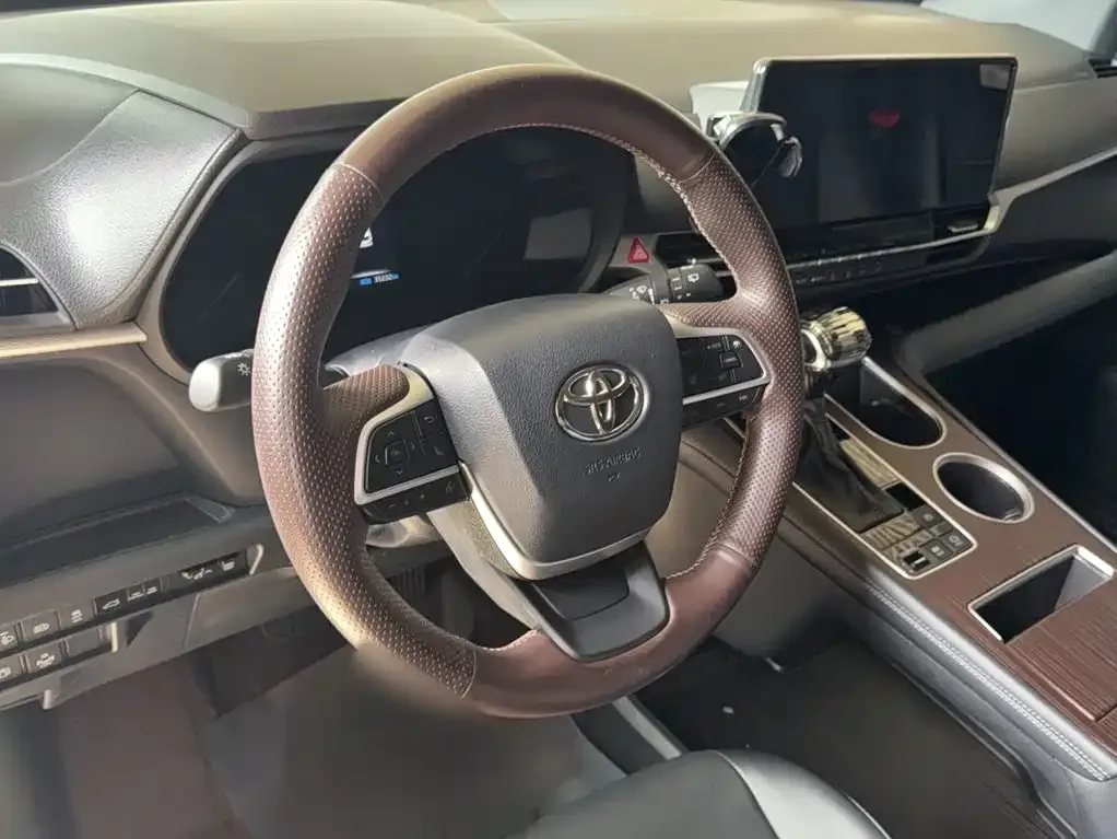 Toyota Granvia — фото 3
