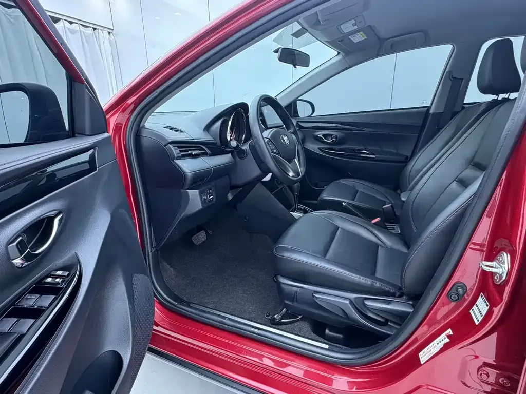 Toyota Yaris L — фото 4