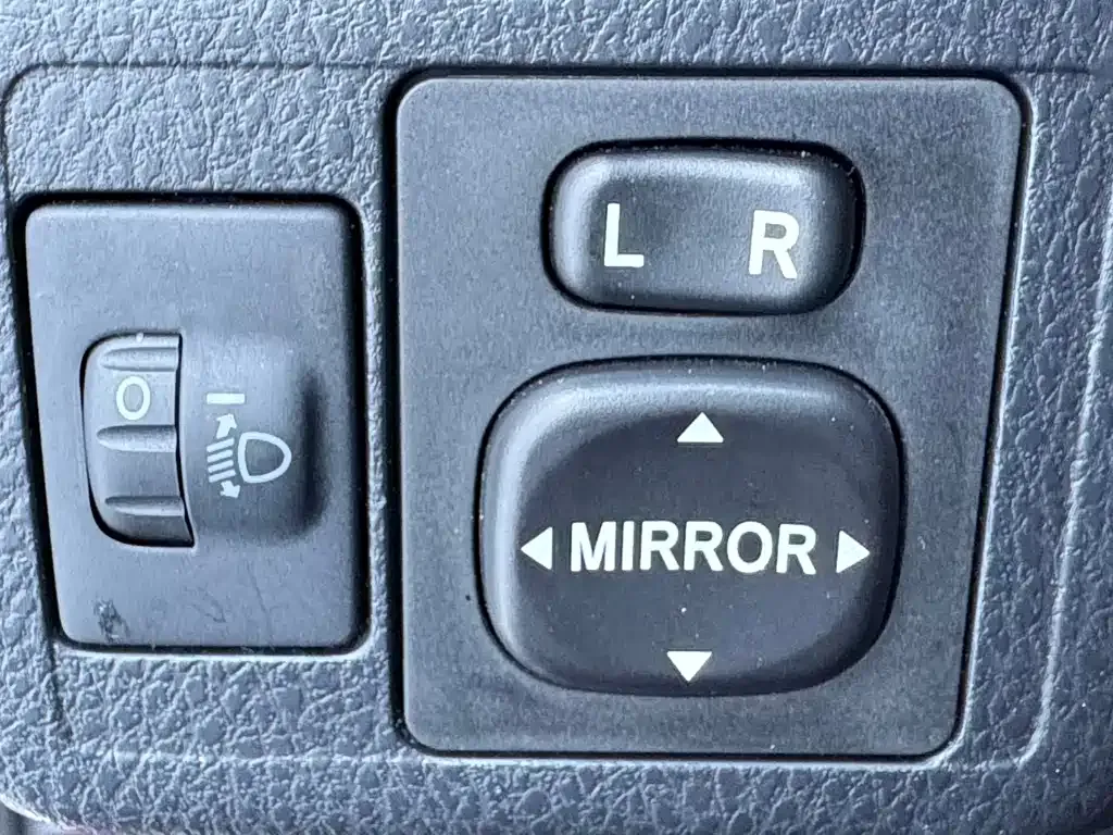 Toyota Yaris L — фото 10