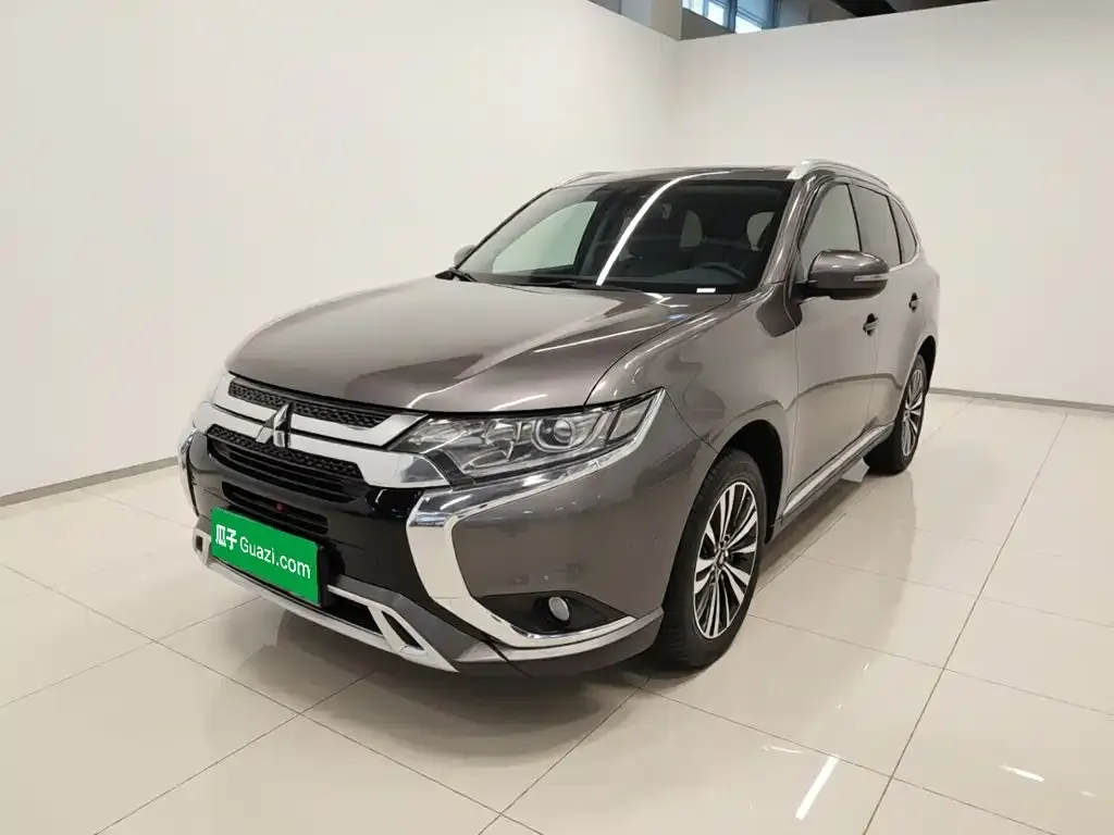 Mitsubishi Outlander — фото 1