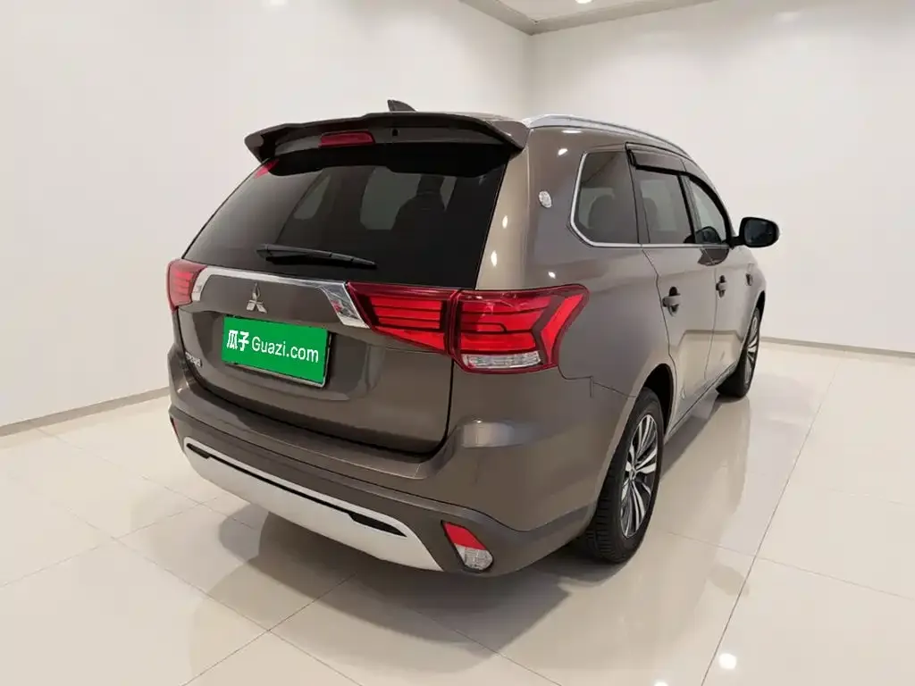 Mitsubishi Outlander — фото 5