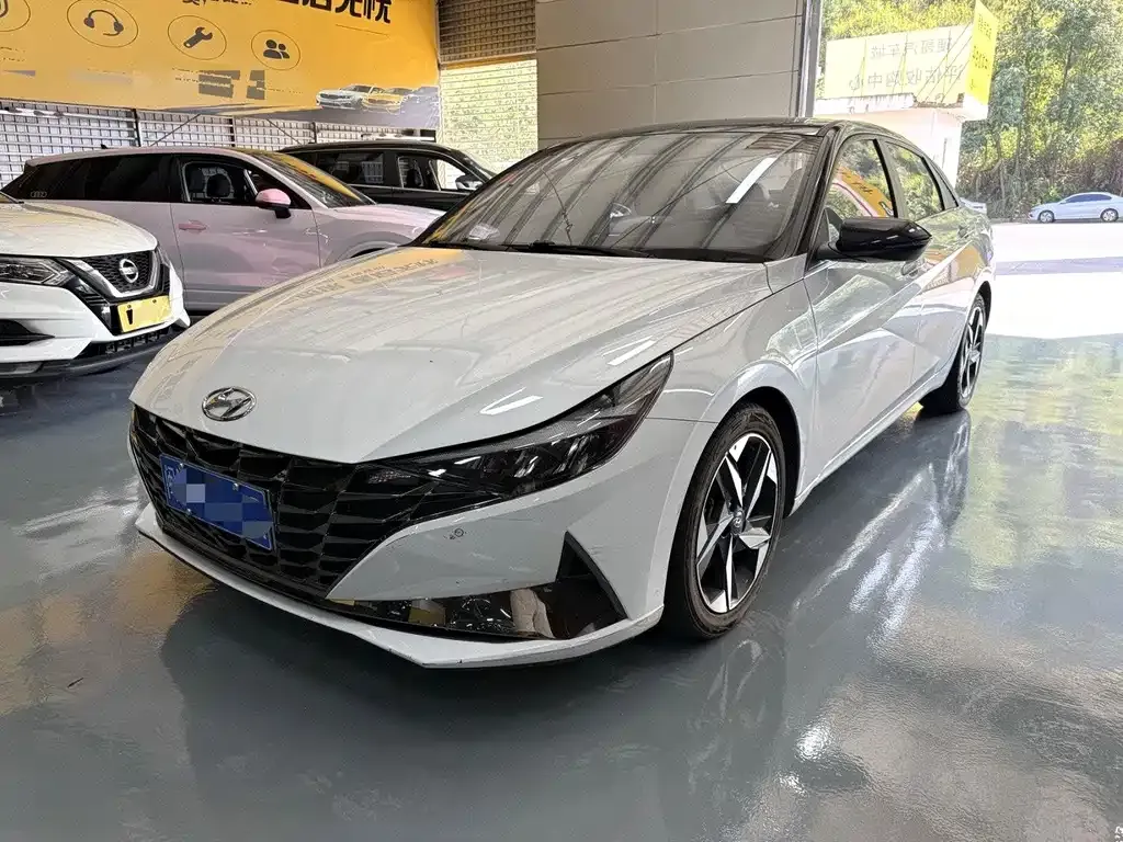 Hyundai Elantra — фото 1