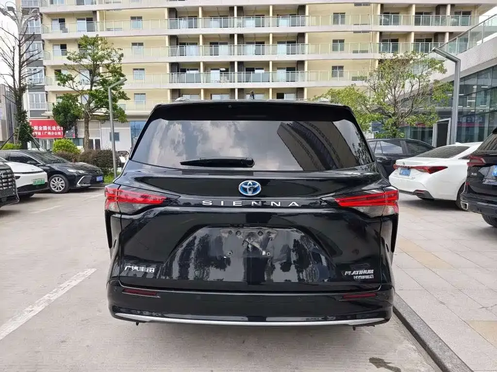 Toyota Sienna — фото 3