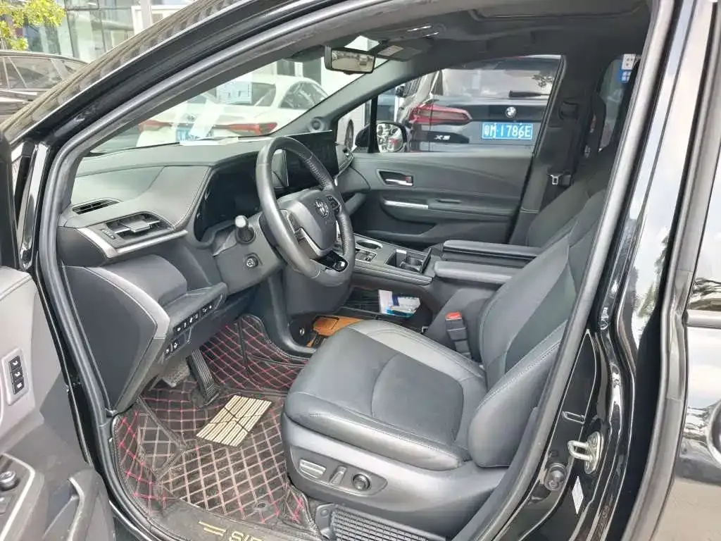 Toyota Sienna — фото 9