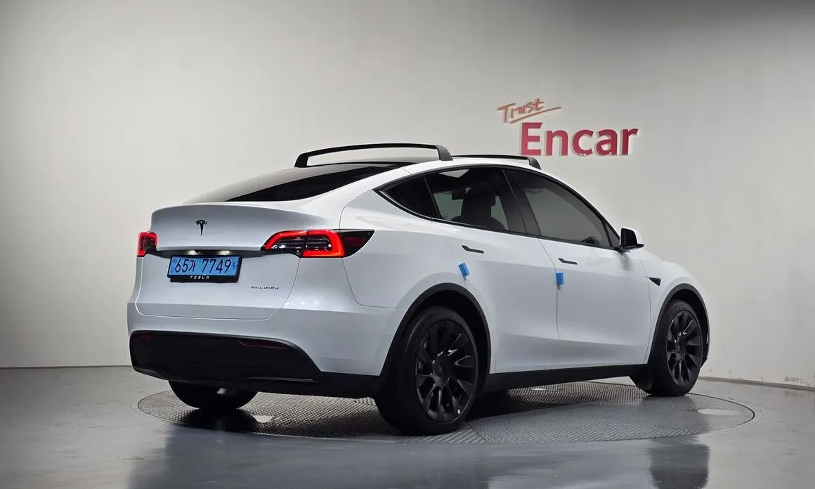Tesla Model Y — фото 10