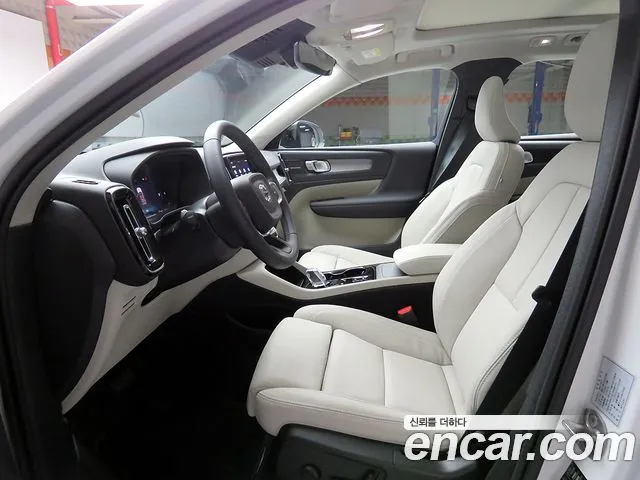 Volvo XC40 — фото 10