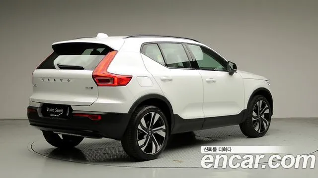 Volvo XC40 — фото 7