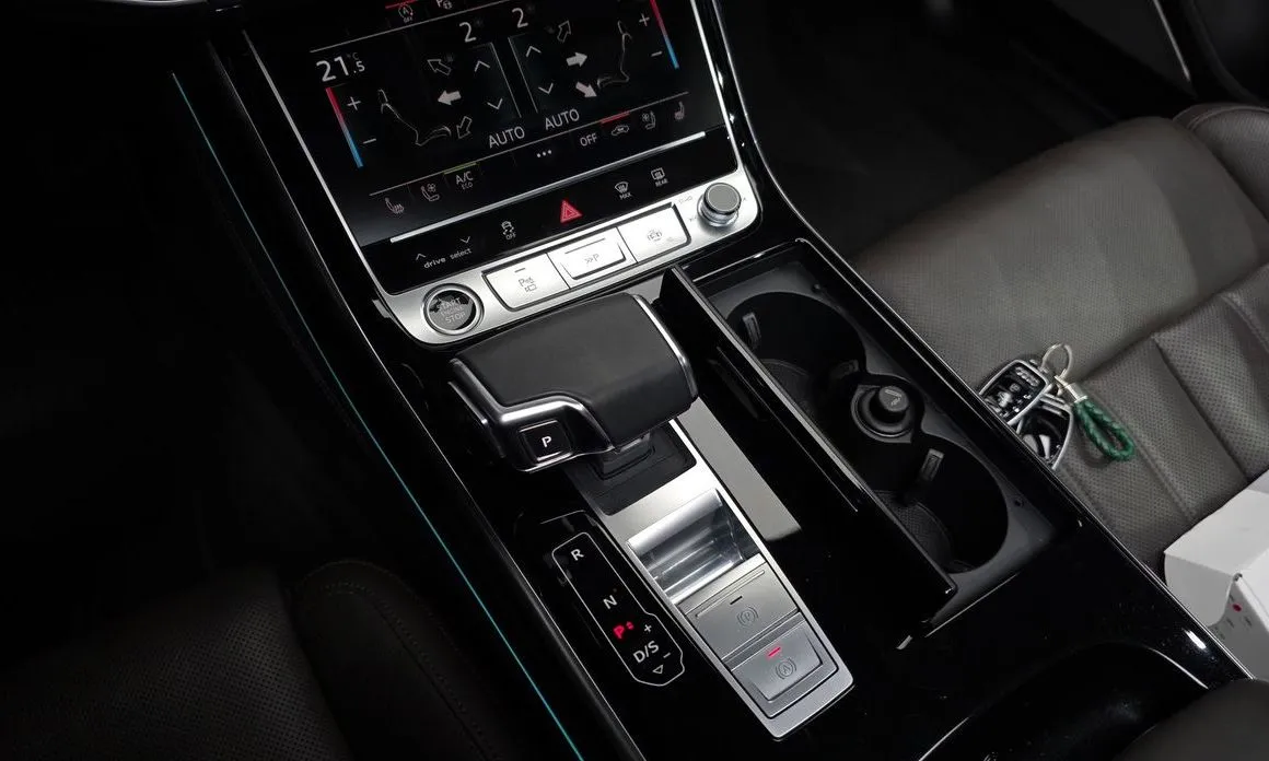 Audi A8 — фото 7