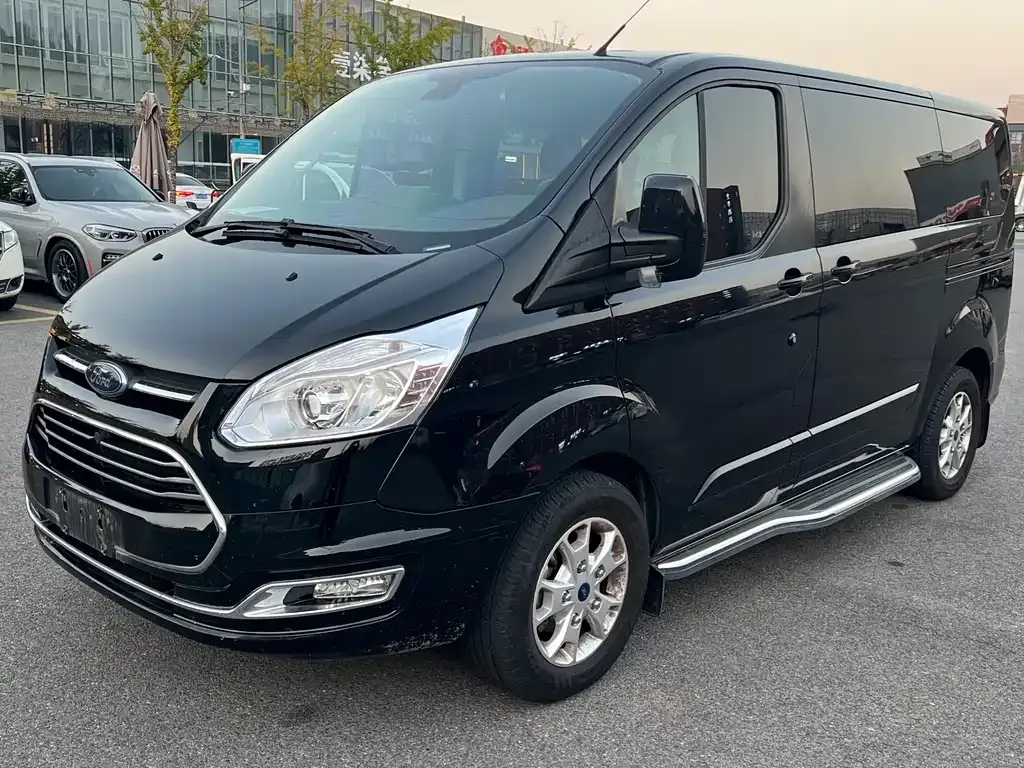 Ford Tourneo — фото 1