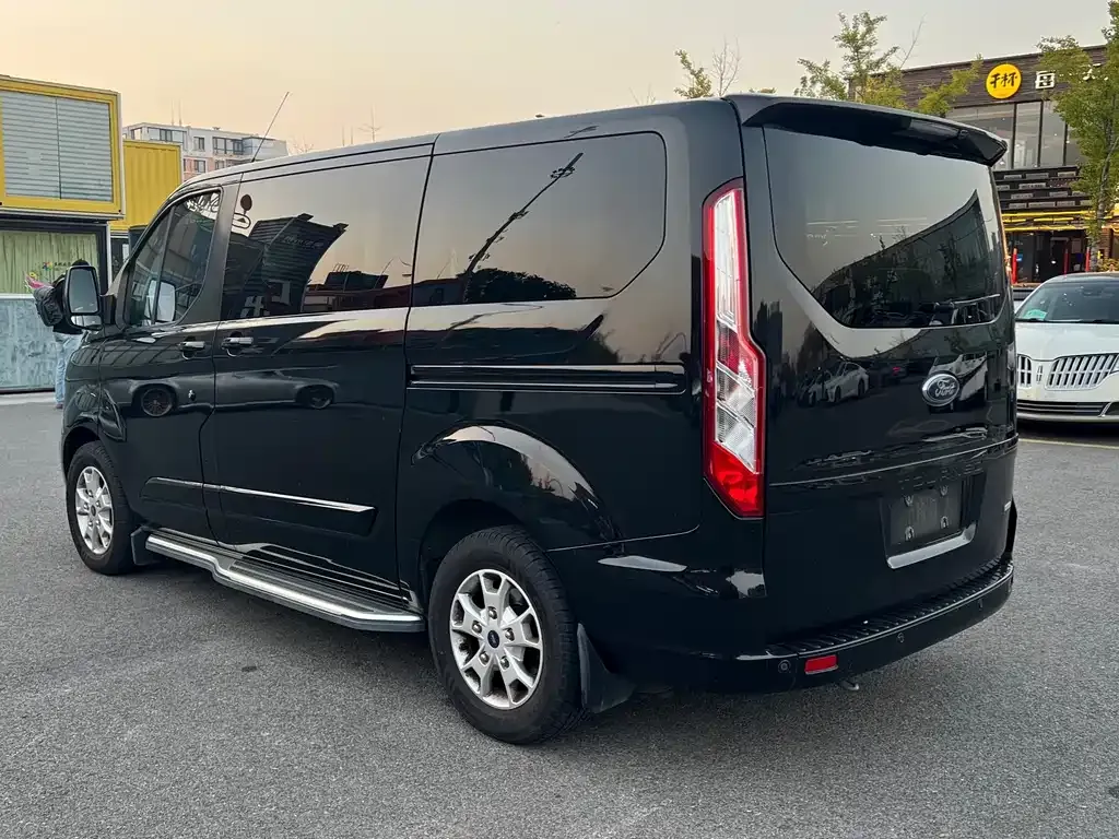 Ford Tourneo — фото 8