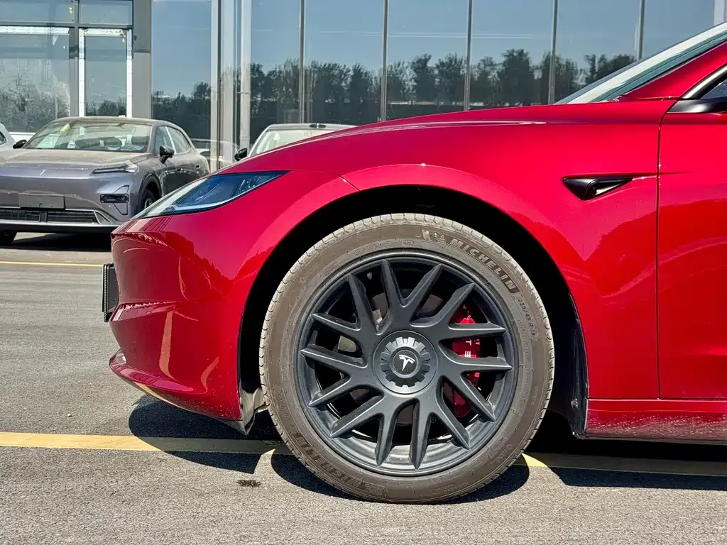 Tesla Model 3 — фото 7