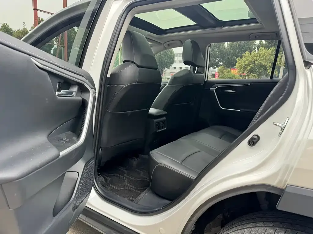 Toyota RAV4 — фото 2