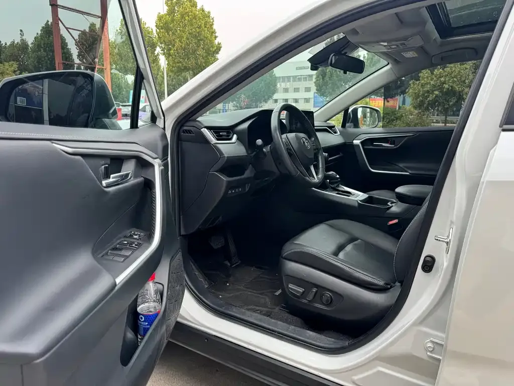 Toyota RAV4 — фото 5