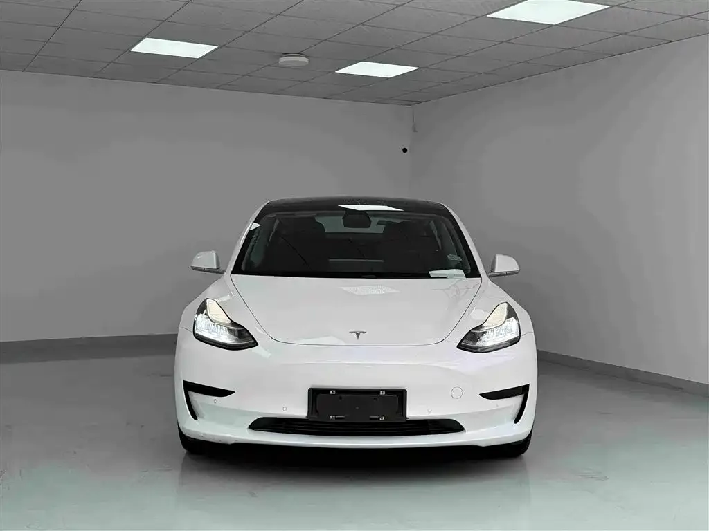 Tesla Model 3 — фото 10
