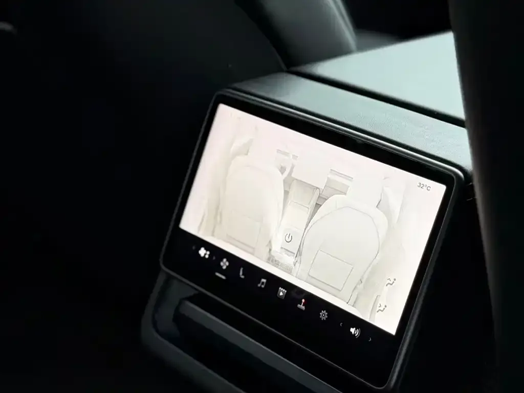 Tesla Model 3 — фото 3