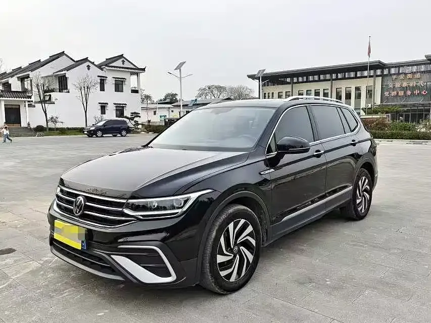 Volkswagen Tiguan L — фото 1