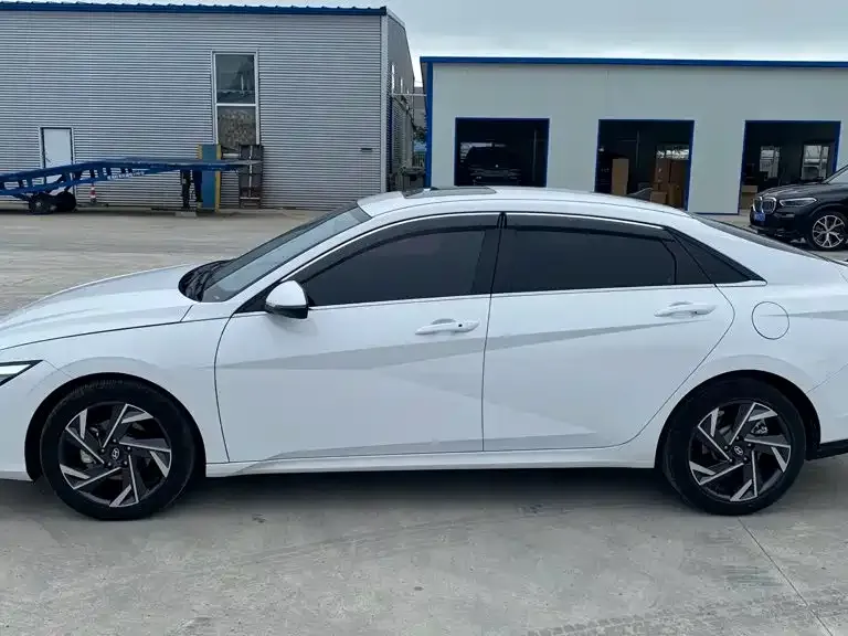 Hyundai Elantra — фото 7