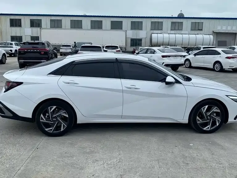 Hyundai Elantra — фото 3