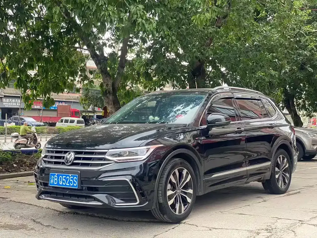 Volkswagen Tiguan L — фото 1