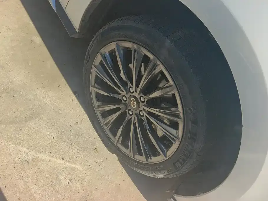 Toyota Granvia — фото 3