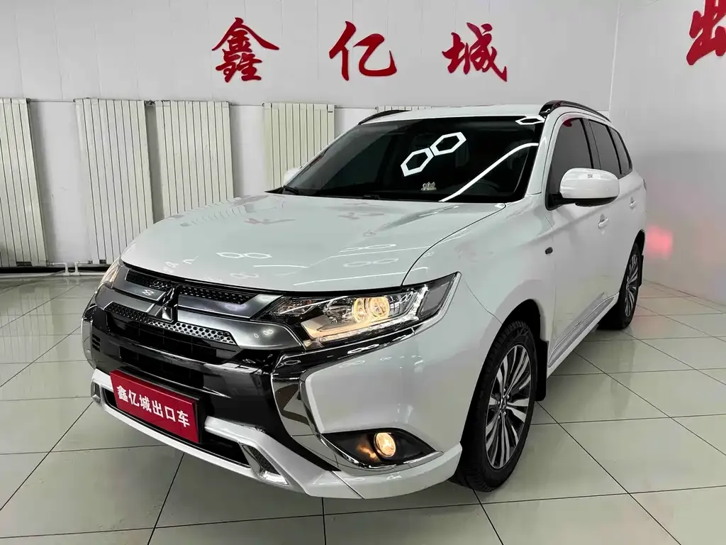 Mitsubishi Outlander — фото 1