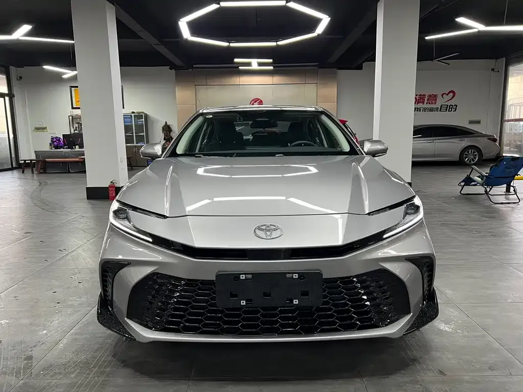 Toyota Camry — фото 1