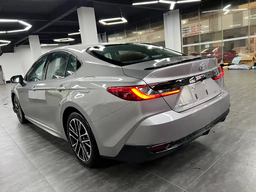 Toyota Camry — фото 8