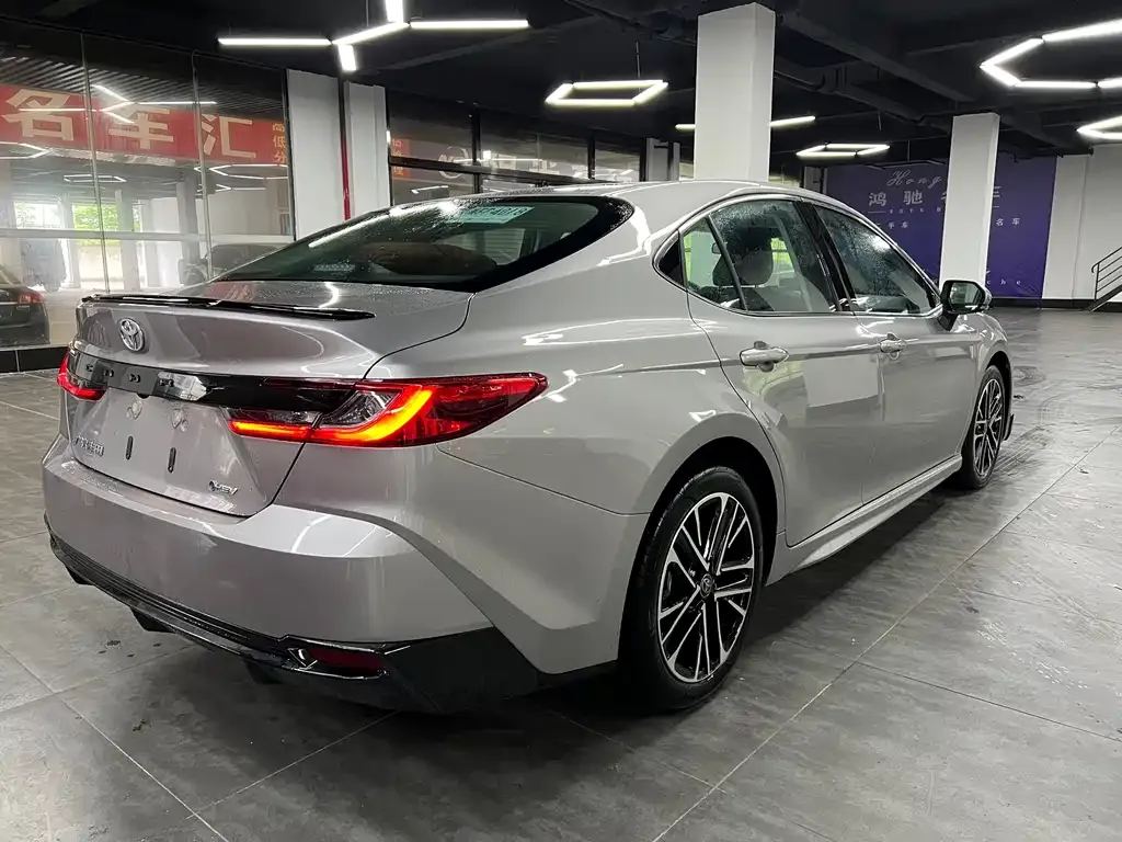 Toyota Camry — фото 3