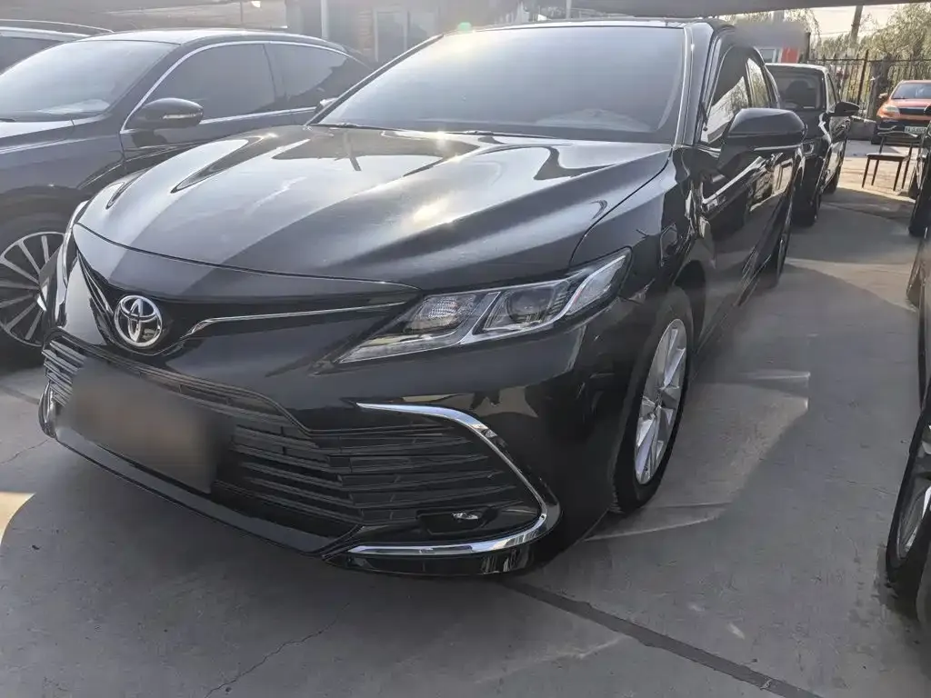 Toyota Camry — фото 1