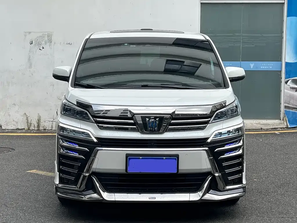 Toyota Vellfire — фото 1