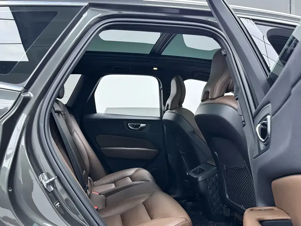 Volvo XC60 — фото 7